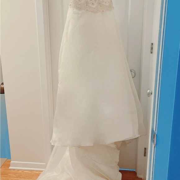 Custom made French lace wedding gown size 4-6 come with matching head piece - Picture 7 of 14